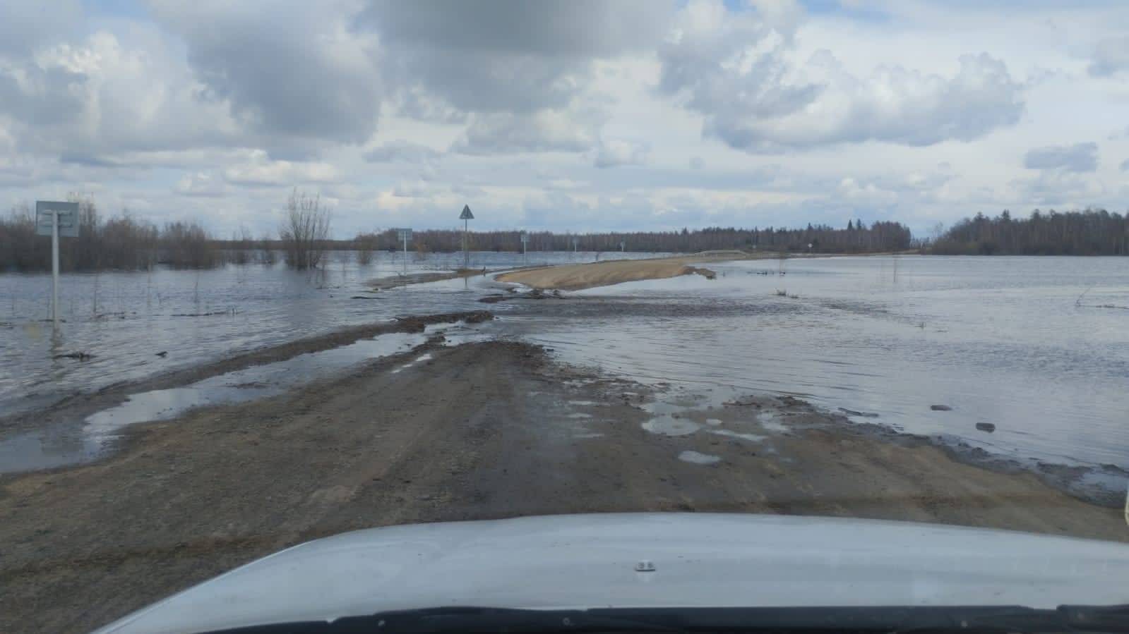 Из-за паводка временно закрыт проезд к селу Петропавловск в Усть-Майском районе  