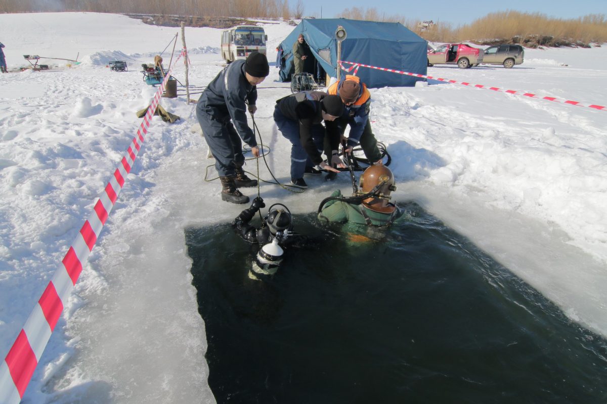 Тренировочные спуски водолазов. Фото: Служба спасения Якутии