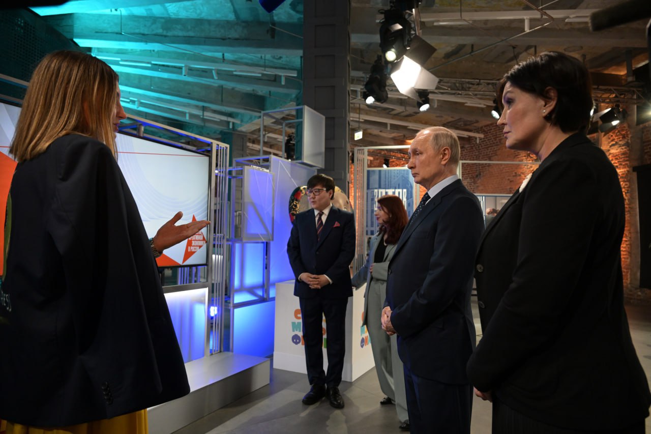 В «Центре Зотов» Путину представили достижения креативных индустрий Якутии