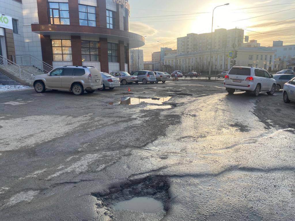 Двух детей сбили автомобилисты во вторник в Якутске. Обе девочки госпитализированы