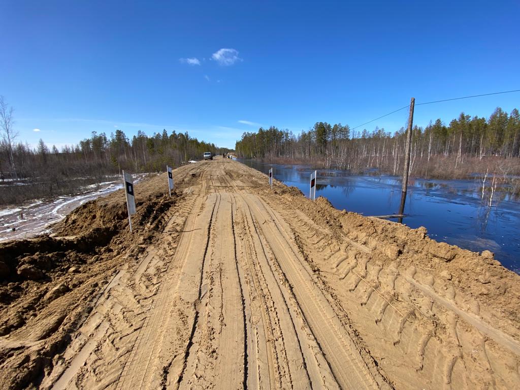 На республиканских дорогах Якутии ведутся работы на подтопленных участках