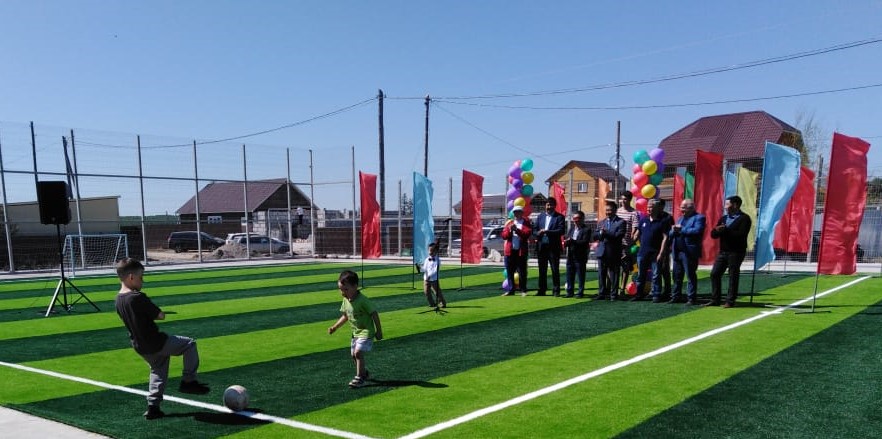 Подарок детям: в Покровске открыли спортивную площадку