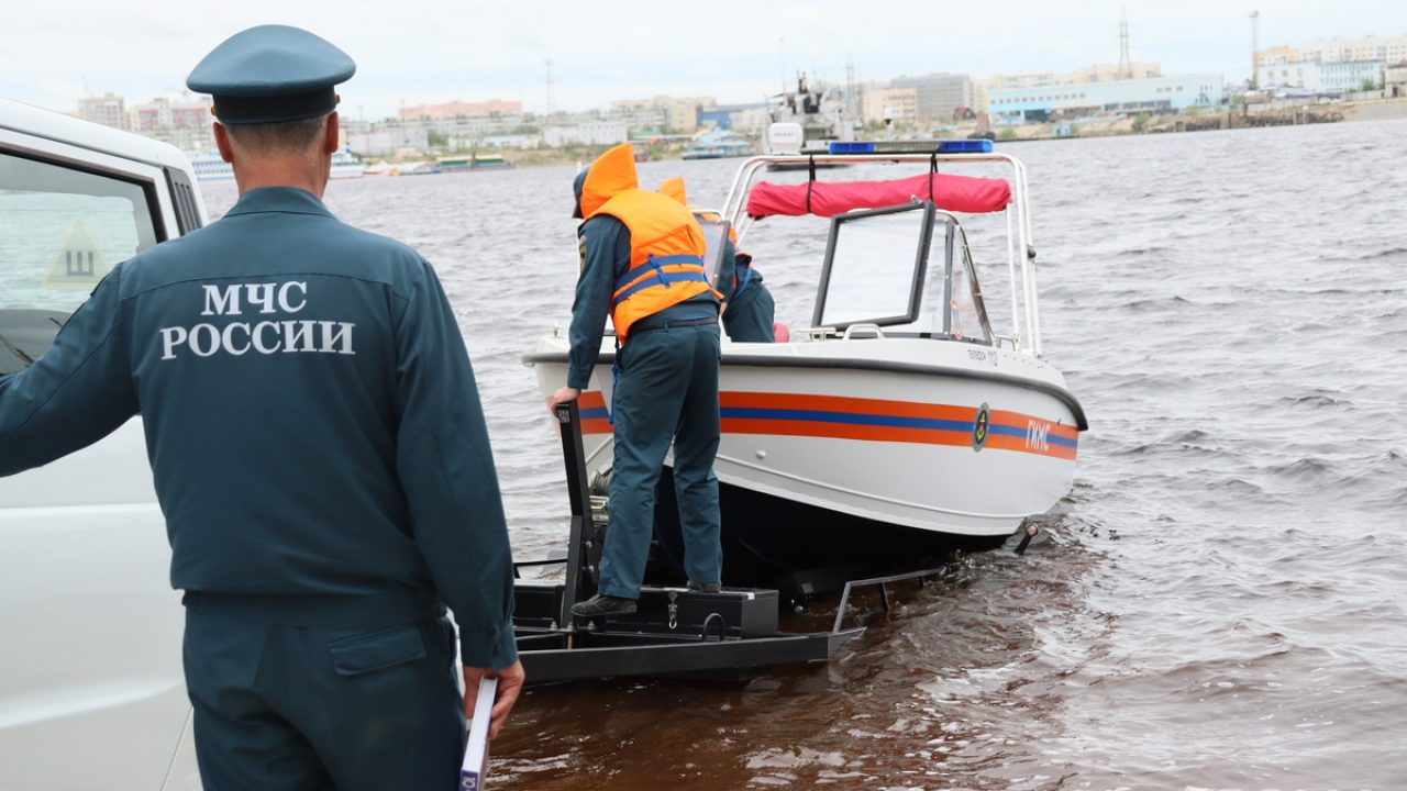 В Якутске спустили на воду новый патрульный катер ГИМС — ЯСИА