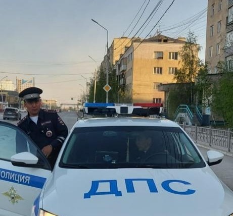 В Якутске инспектор ДПС спас ребёнка, выбежавшего на дорогу