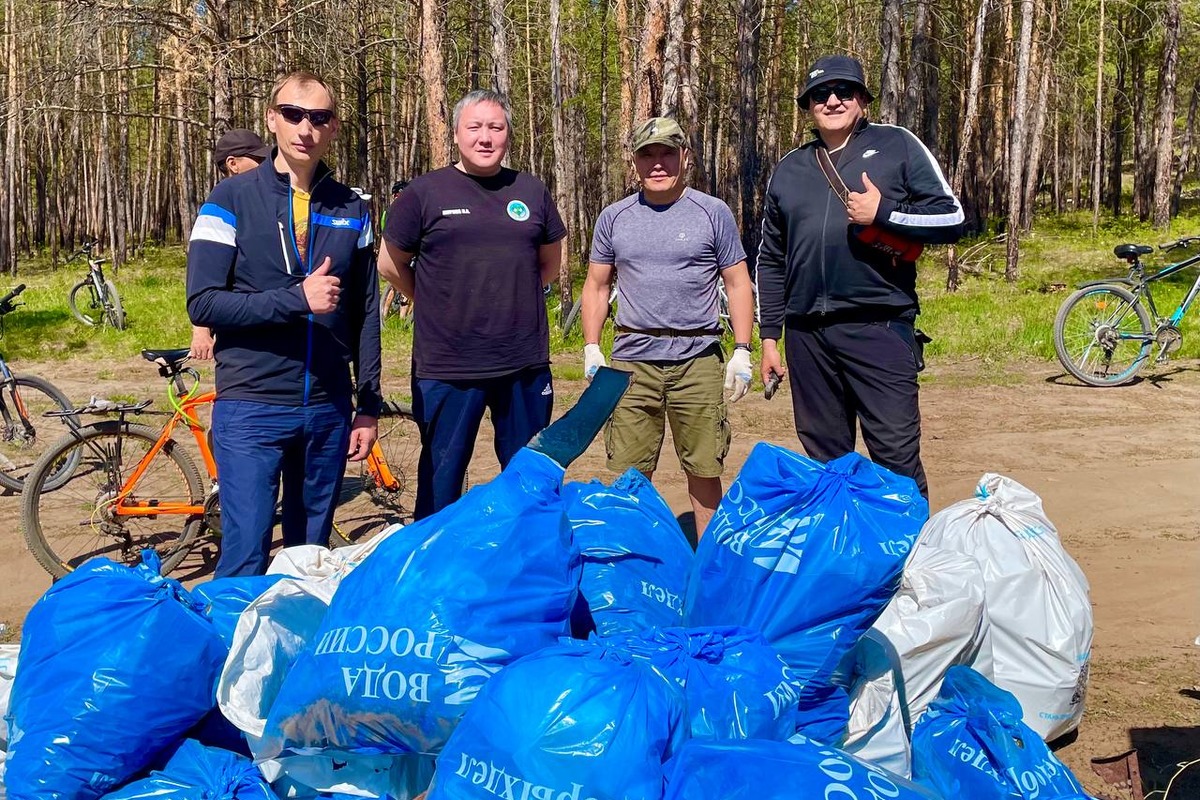Волонтеры собрали 71 мешок мусора на сопке в районе Птицефабрики Якутска