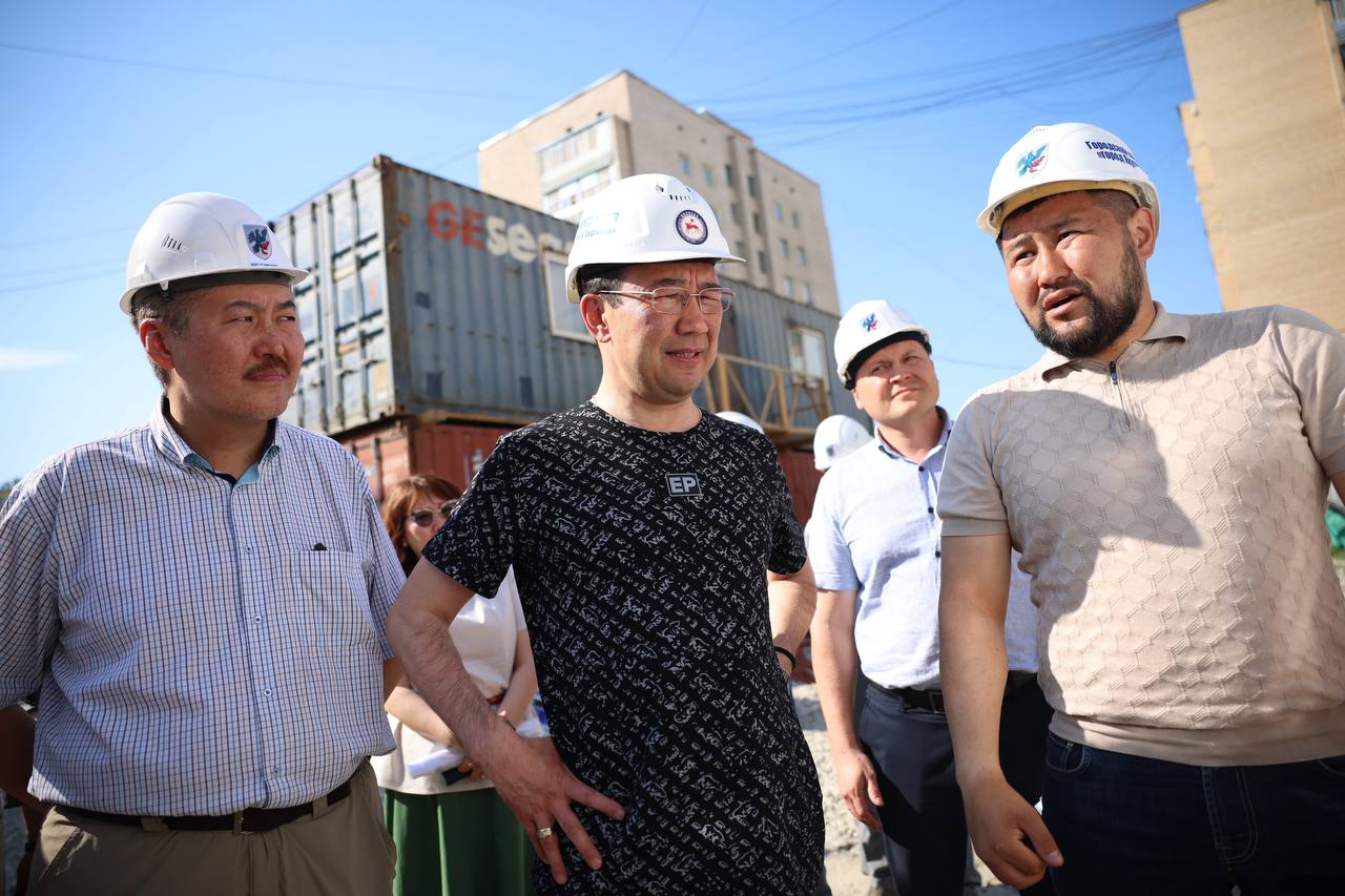 Айсен Николаев проверил ход строительства пристроя к школе № 26 в Якутске