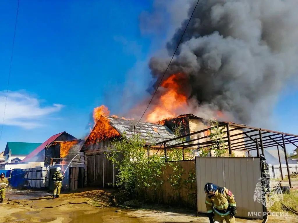 В микрорайоне Марха Якутска в частном доме вспыхнул пожар
