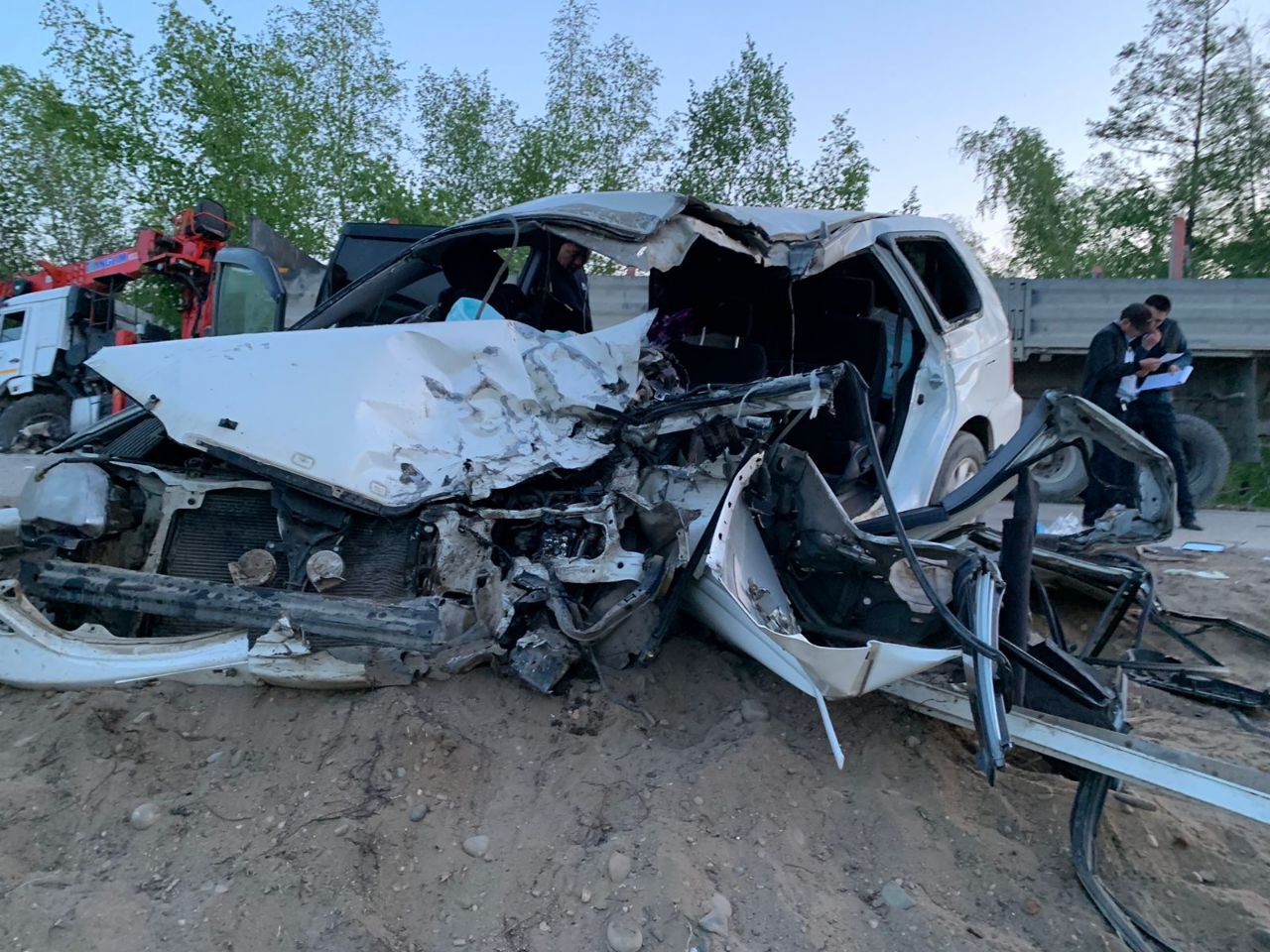Такси с семью пассажирами столкнулся с грузовиком на дороге из Якутска в Намский район