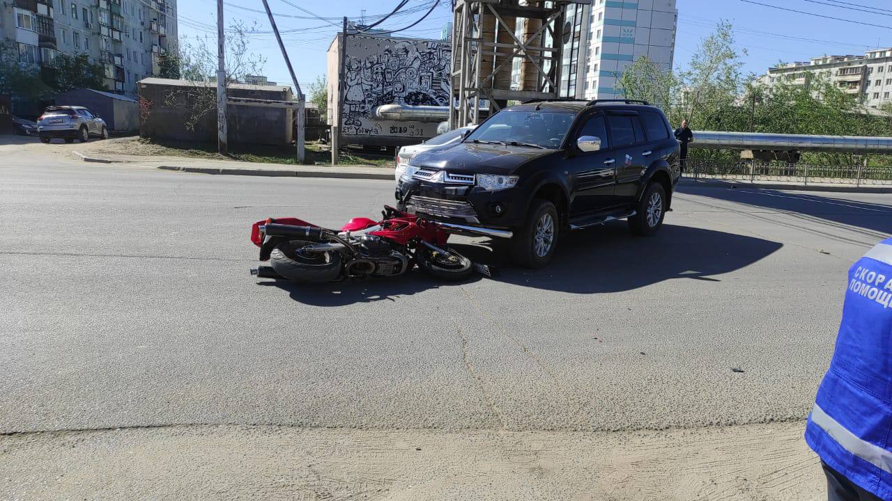 Мотоцикл столкнулся с внедорожником в Якутске