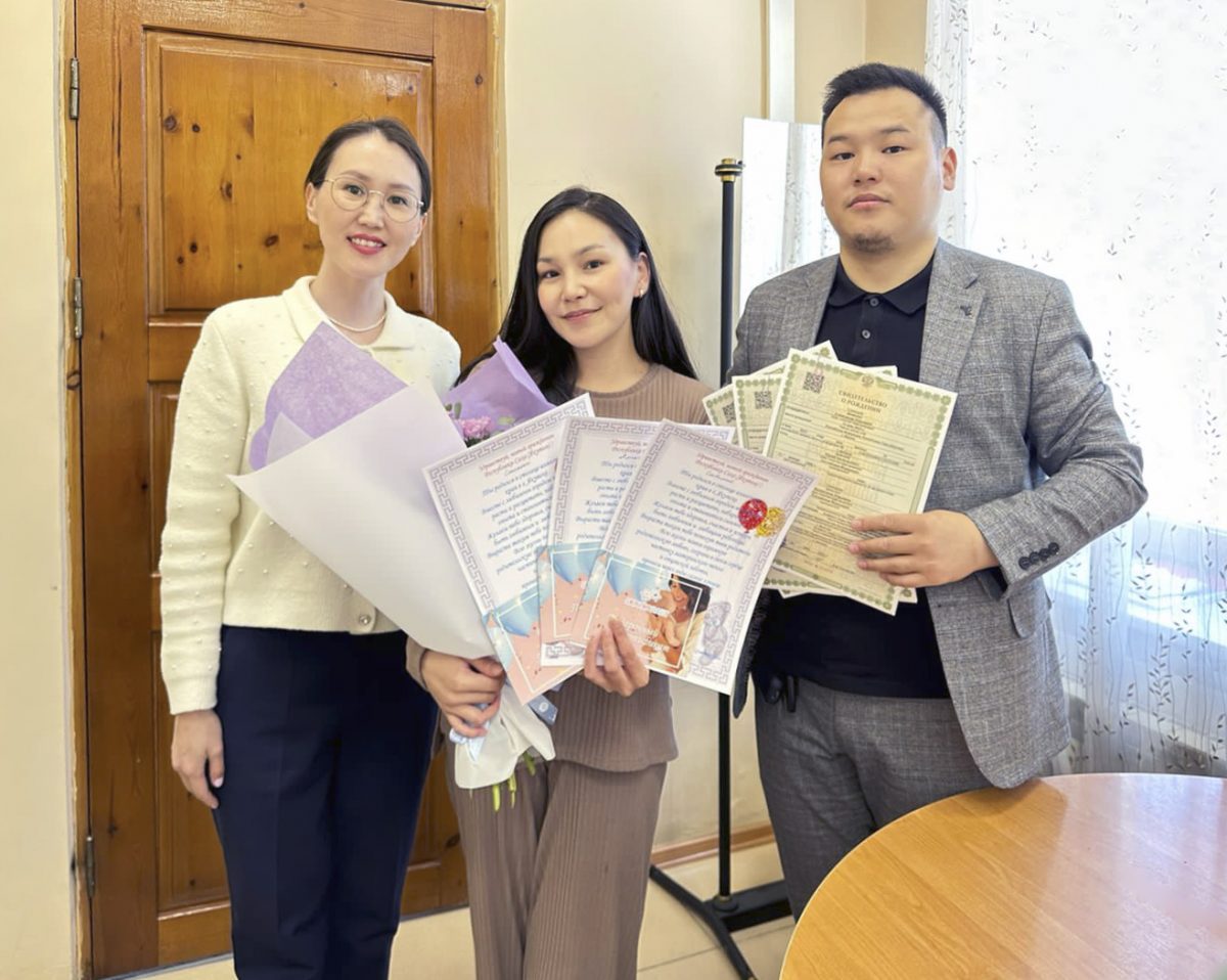 Первые в 2023 году тройняшки из Якутии получили имена и документы