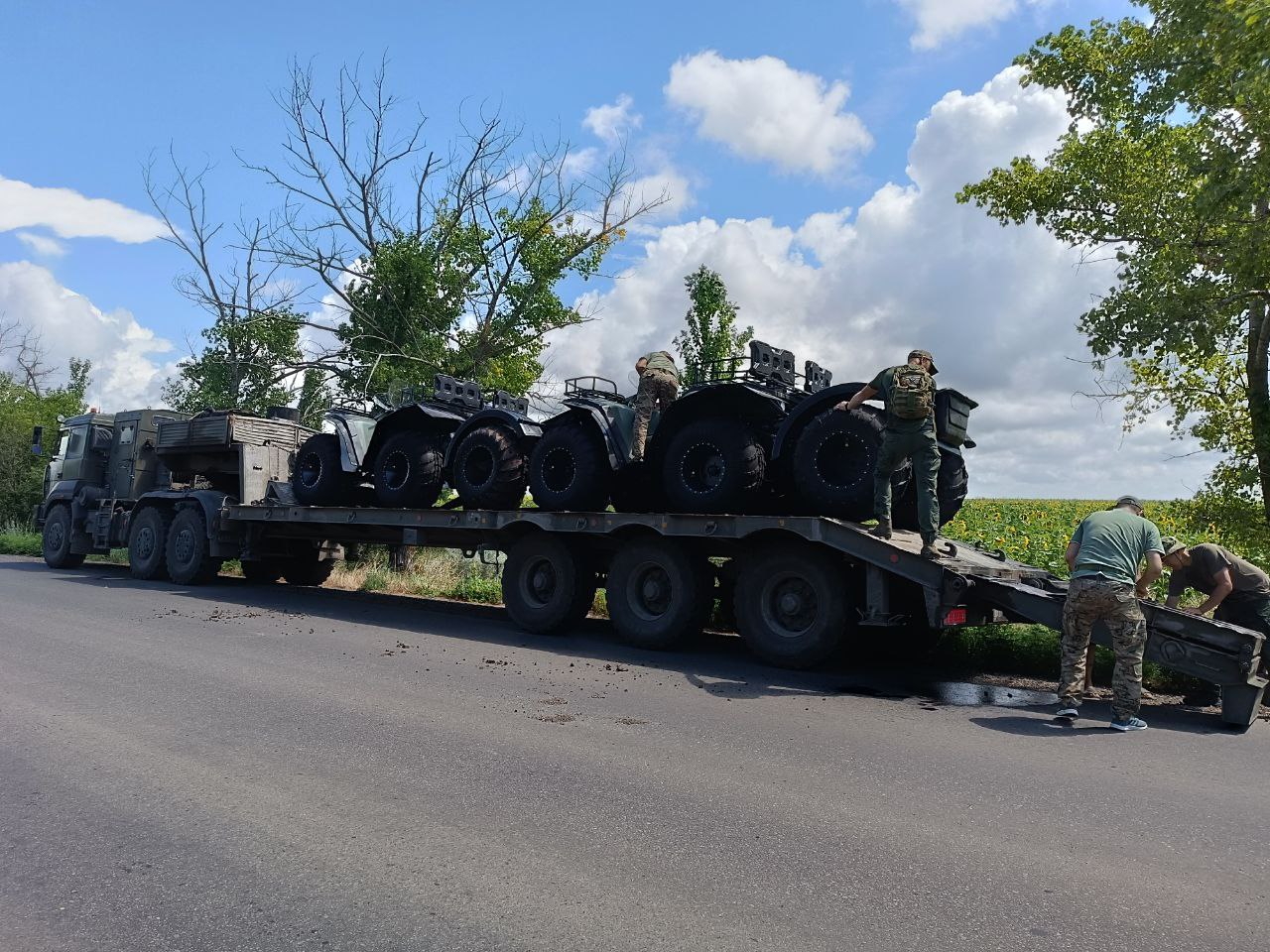 Бойцам из Якутии в зоне СВО передали квадроциклы и специальное оборудование