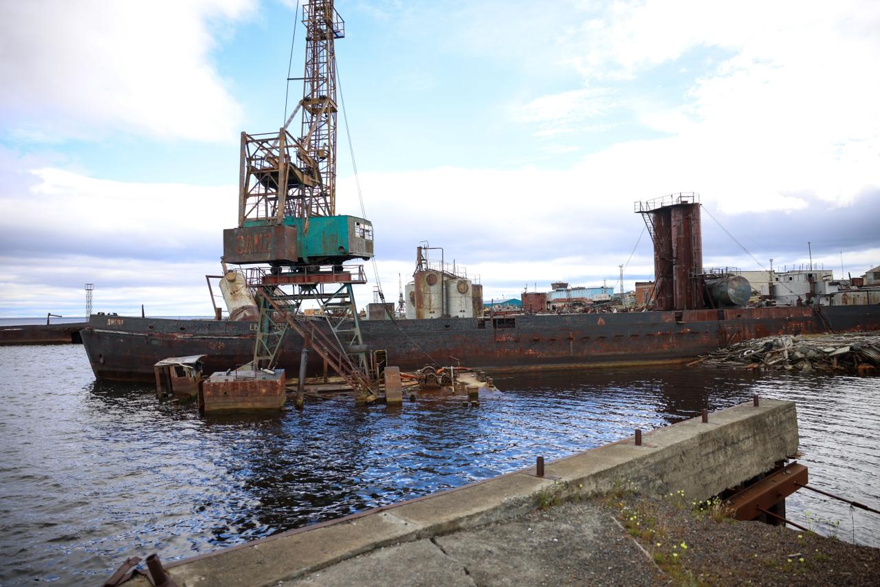 Глава Якутии поручил очистить от нефтепродуктов затонувшее судно «Днепр» в Тикси