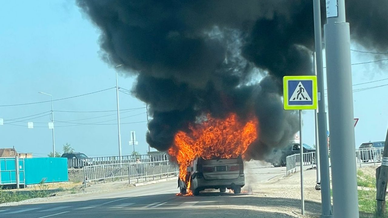 Фото и видео: в Мархе возле газовой заправки загорелась машина — ЯСИА