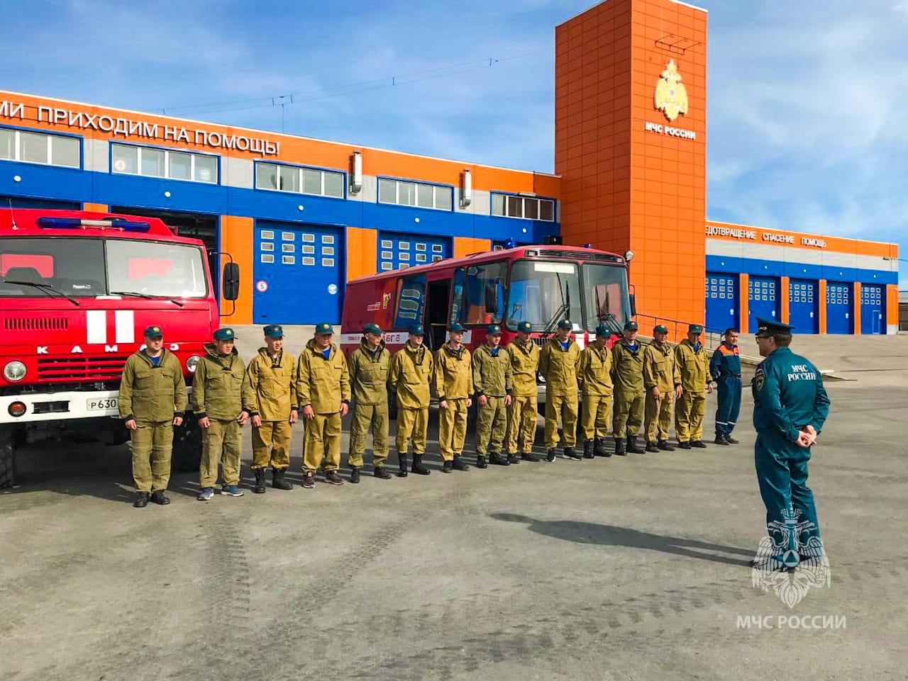 Аэромобильную группировку МЧС направили в Усть-Майский район для борьбы с  лесными пожарами — ЯСИА