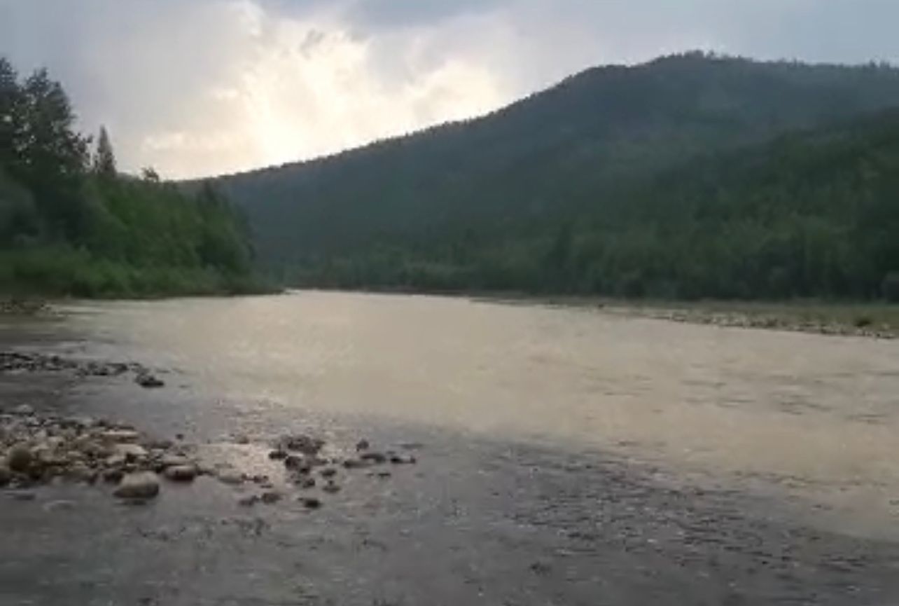 Экологи взяли пробы воды из загрязненной реки Большой Ыллымах в Алданском районе