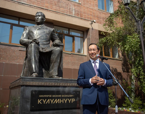 Айсен Николаев поздравил работиков печати Якутии с профессиональным праздником