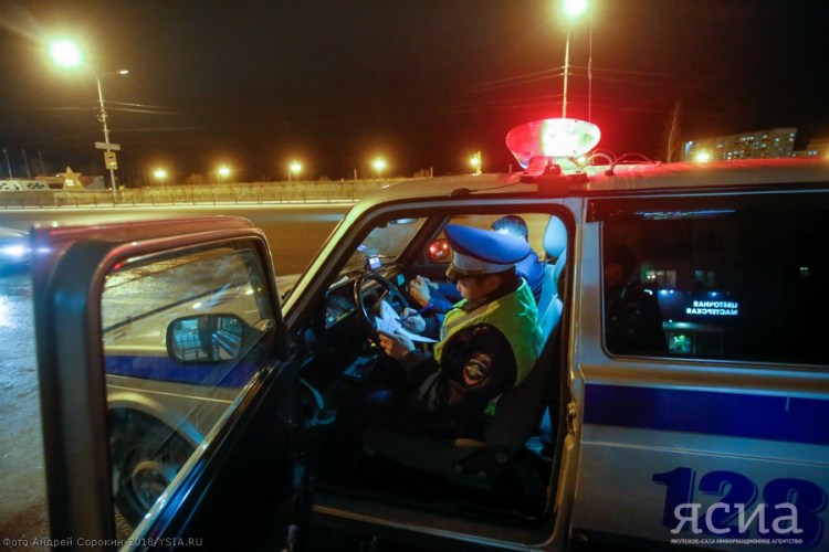 Наехал на припаркованные автомобили: пьяного водителя задержали сотрудники ДПС в Якутске