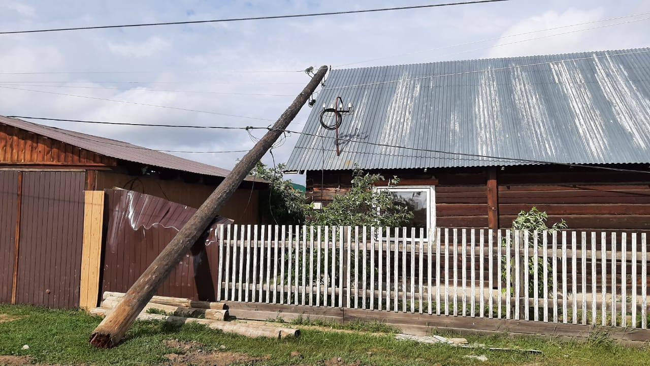 В Намском районе из-за сильного ветра рухнули электрические столбы