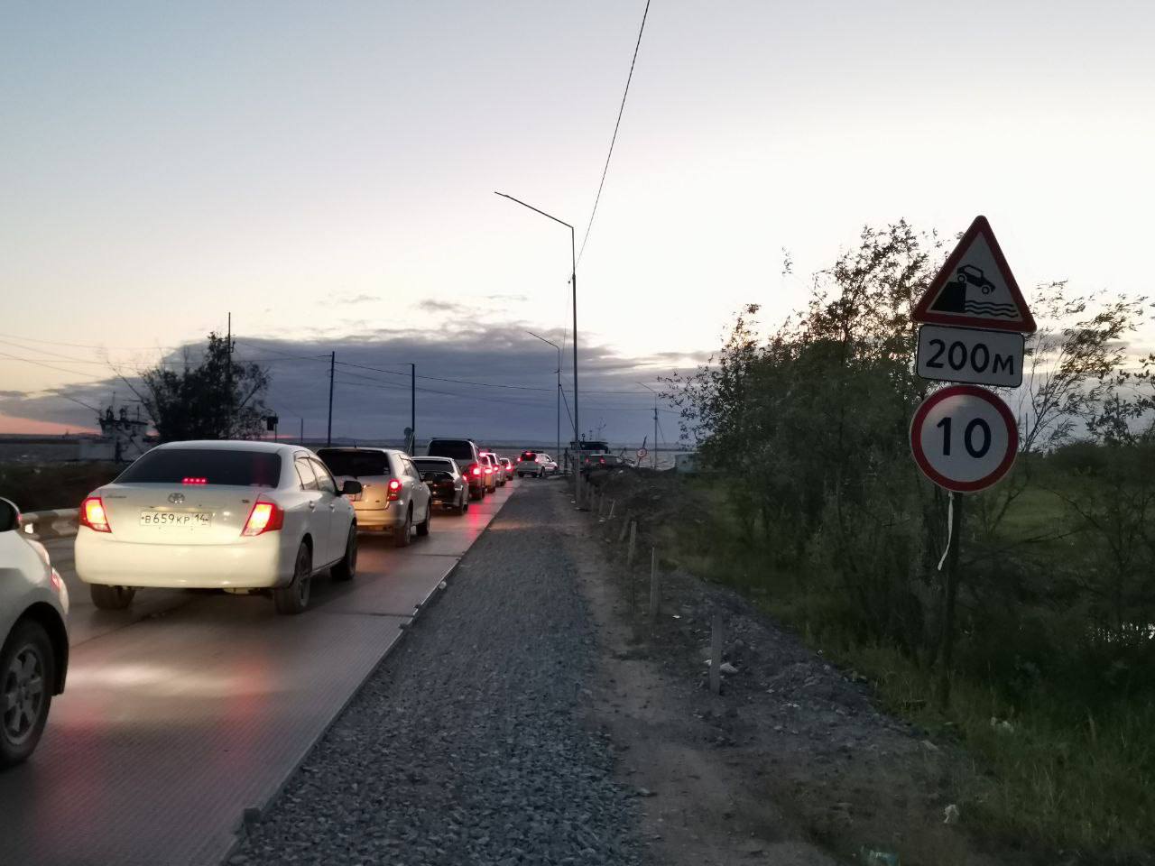 К паромной переправе в Нижнем Бестяхе выстроилась очередь в несколько  километров — ЯСИА