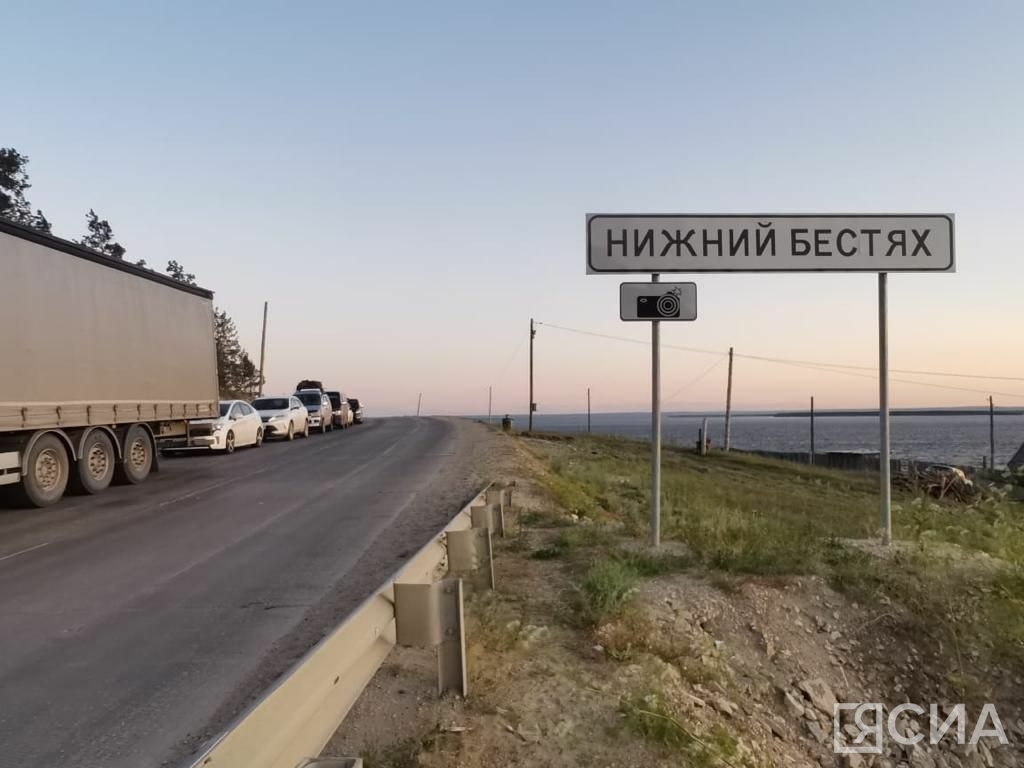 Обстановка на паромной переправе в Нижнем Бестяхе: люди собираются ночевать  в машинах | 08.07.2023 | Якутск - БезФормата