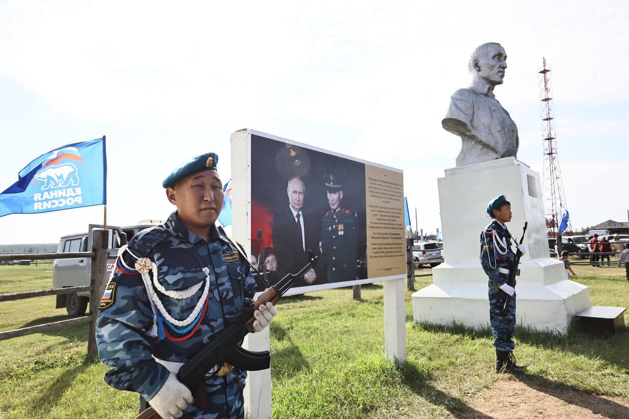 Айсен Николаев и жители Усть-Алданского района почтили память героев Баягантайского наслега