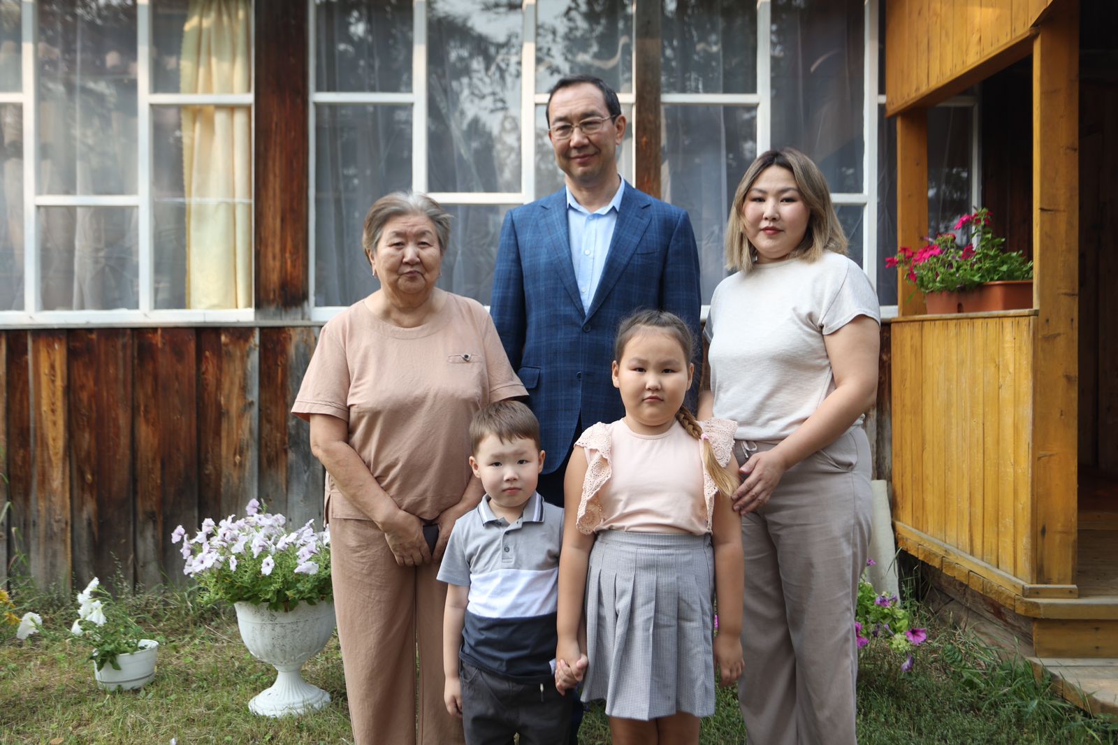 С семьей участника СВО встретился Айсен Николаев в Сунтарском районе