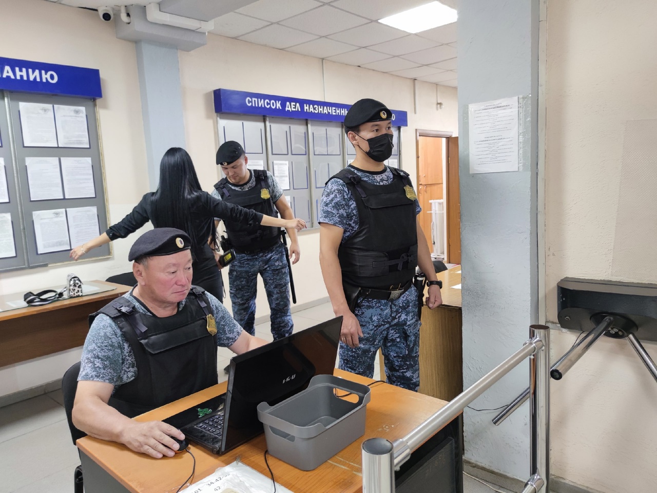 Скальпель, отвертки и огнестрел: что пытались пронести посетители в суды Якутии