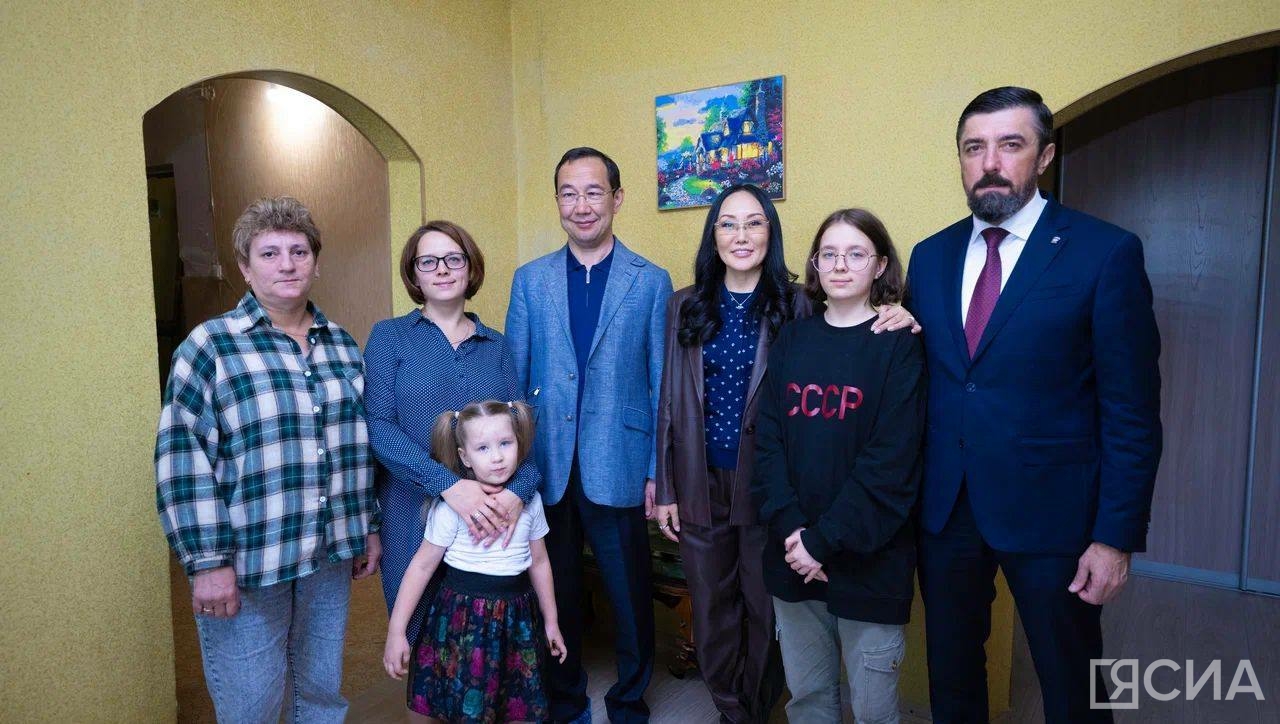 Глава Якутии и его супруга навестили семью участника СВО в Нерюнгри