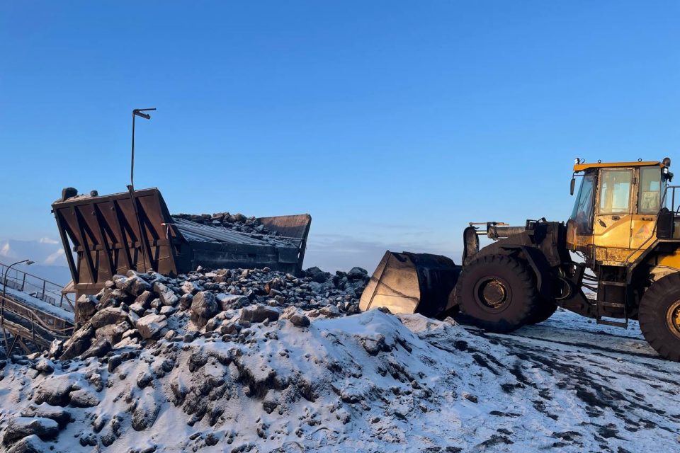 В Якутии к лишению свободы приговорен водитель погрузчика, который высыпал на человека уголь