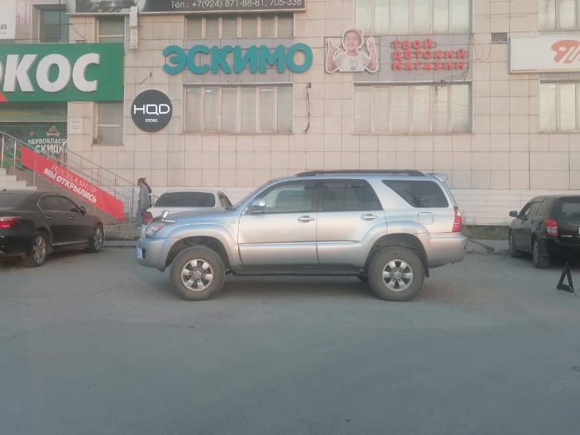 В Якутске внедорожник сбил 7-летнюю девочку на парковке