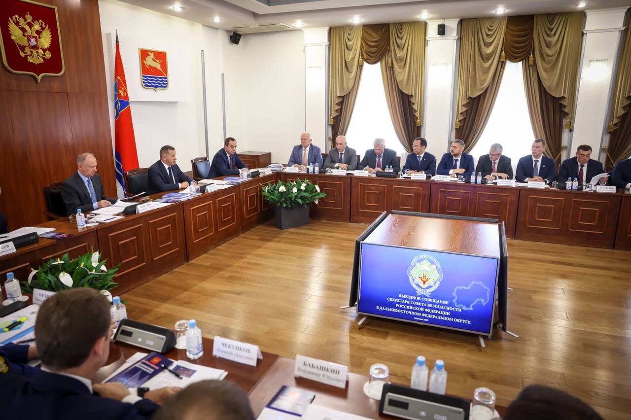 Глава Якутии принял участие в совещании секретаря Совбеза РФ в Магадане