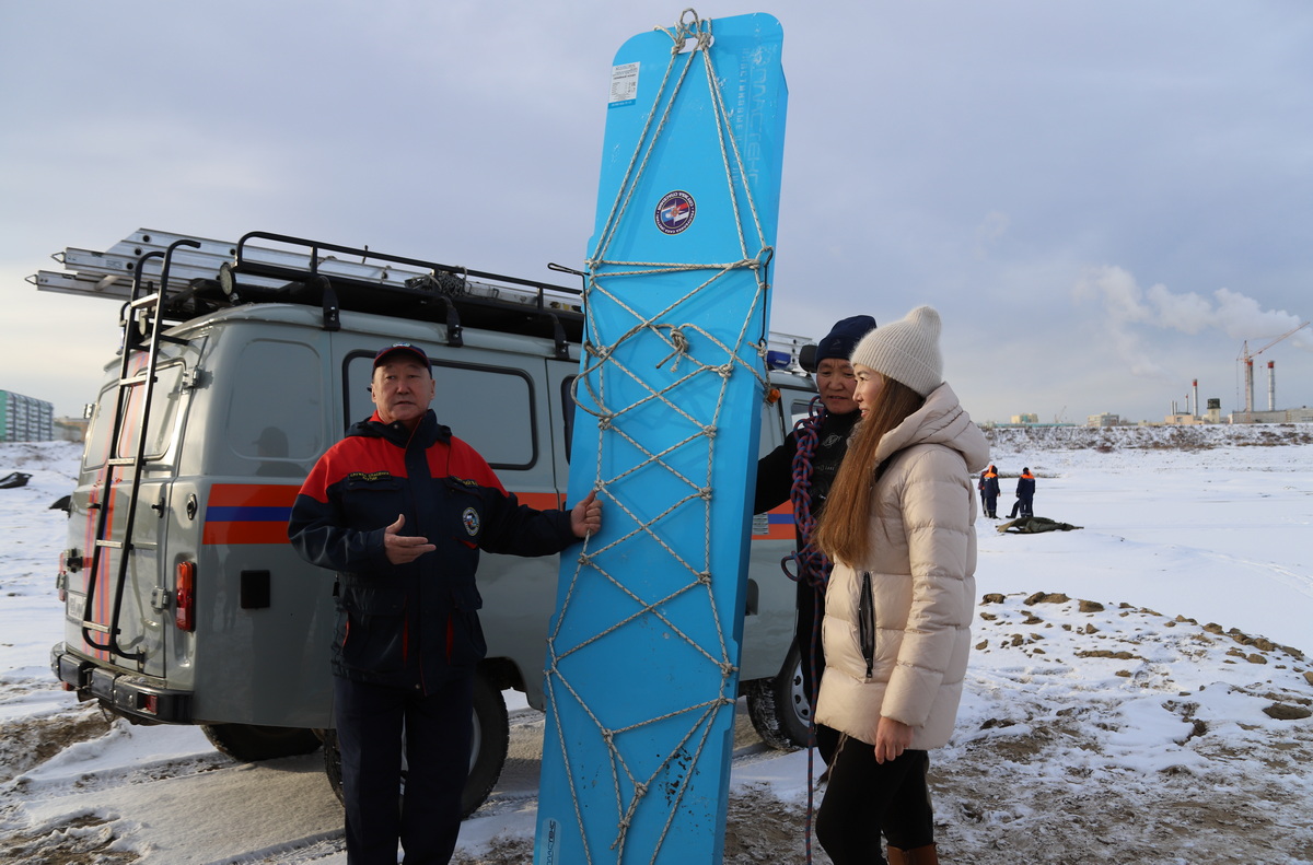 Служба спасения Якутии. Спасательная доска на воде. Служба спасения Якутск.