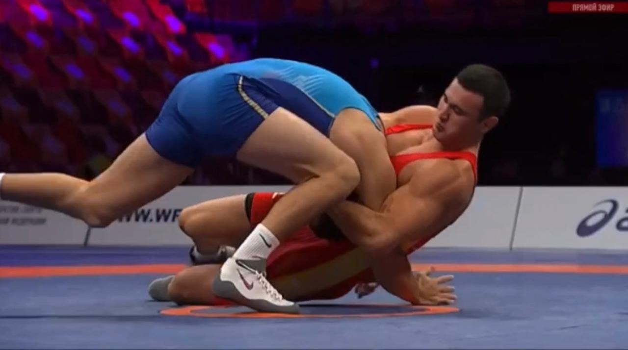 Айаал Лазарев уступил монгольскому борцу в 1/4 финала Азиатских игр