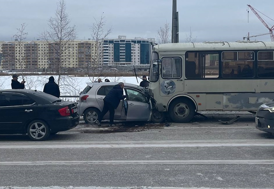 В Якутске столкнулись легковой автомобиль и маршрутный автобус
