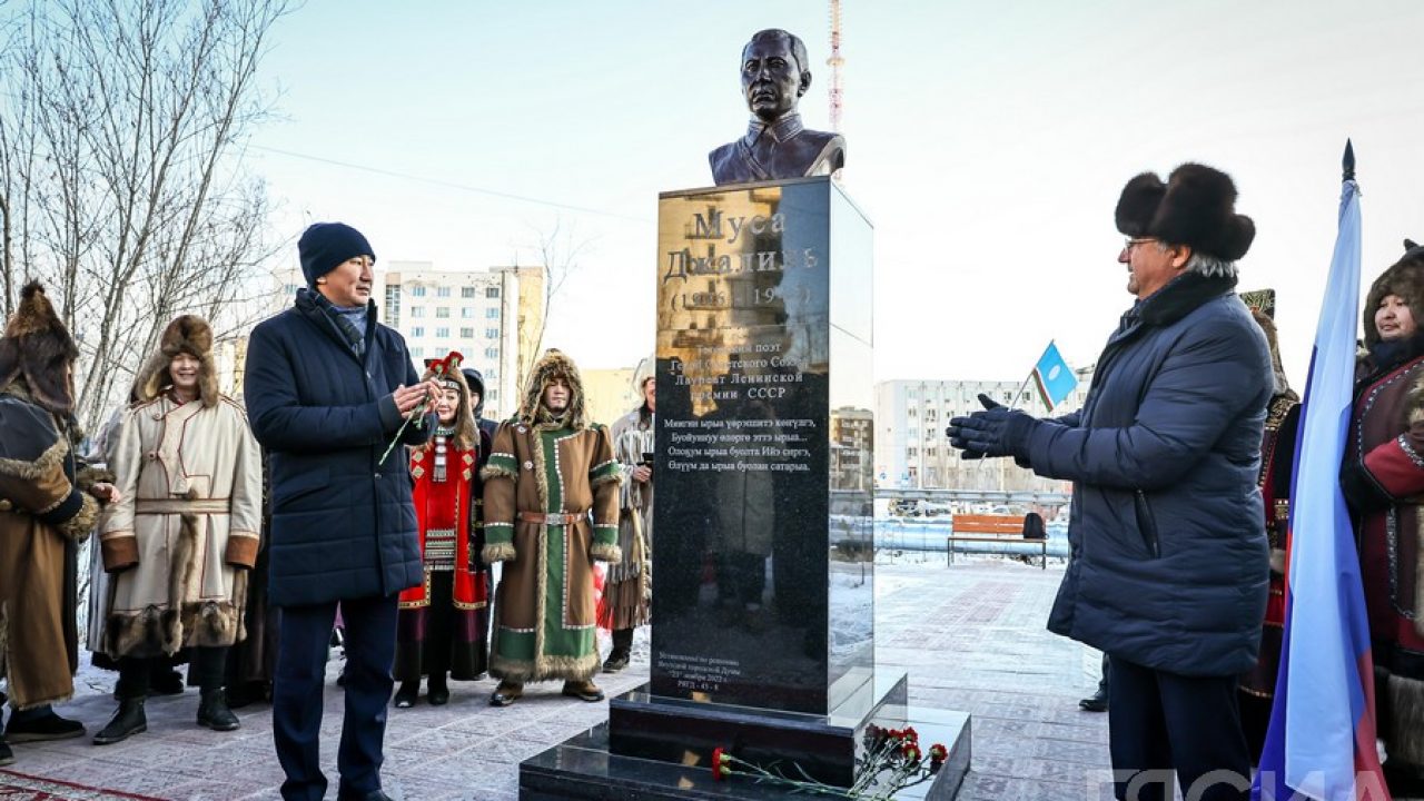 В Якутске торжественно открыли Казанский сквер и памятник татарскому поэту  Мусе Джалилю — ЯСИА