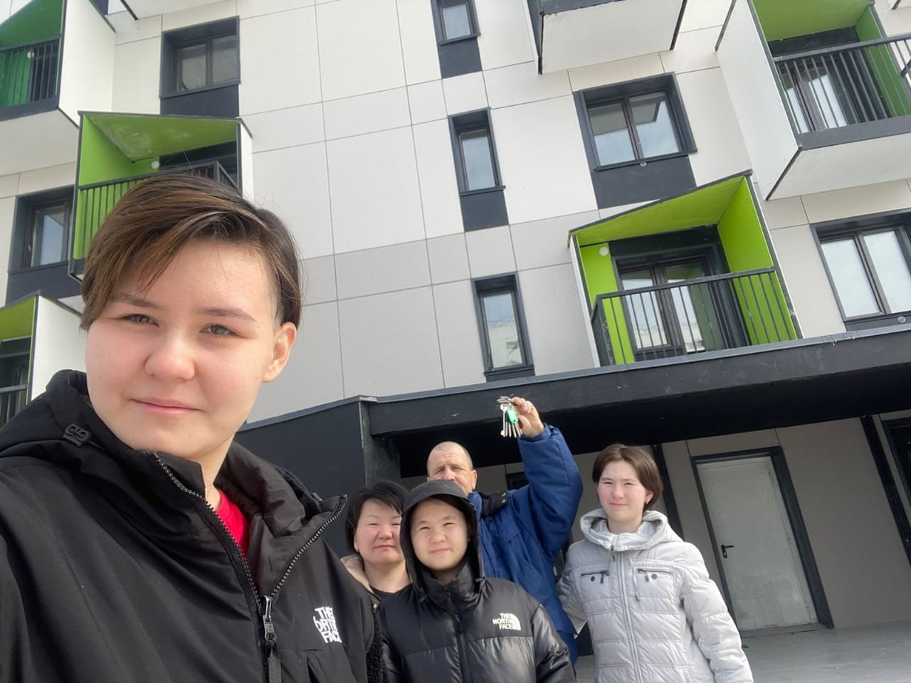 Семья Федяевых в день получения ключей от новой квартиры