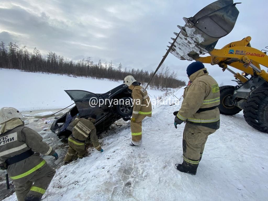 В Томпонском районе Якутии автомобиль провалился под лед. Погибли два человека