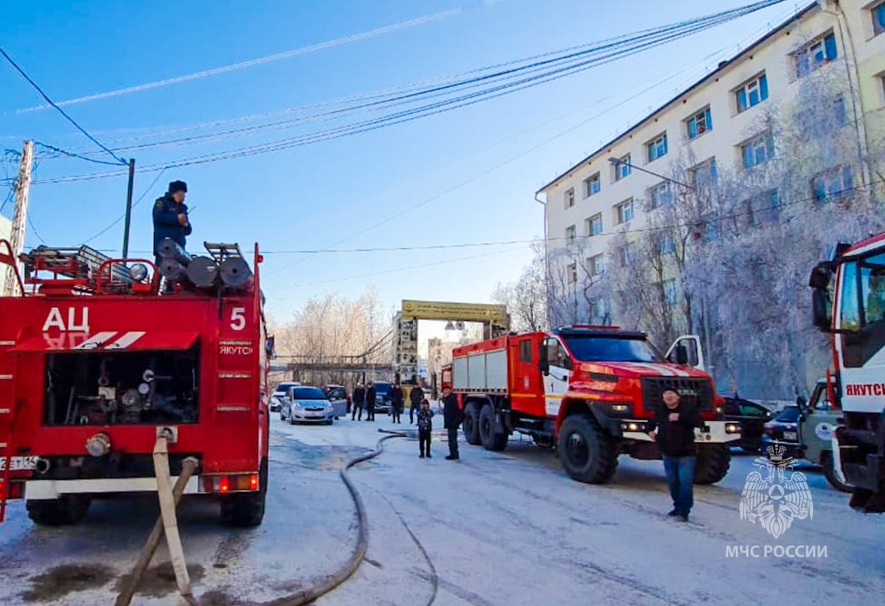 В Якутске сотрудник ГИБДД спас людей из горящего здания по проспекту Ленина