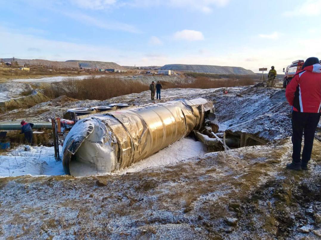 В Якутии произошел разлив нефтепродуктов из-за ДТП с бензовозом у реки Ирелях