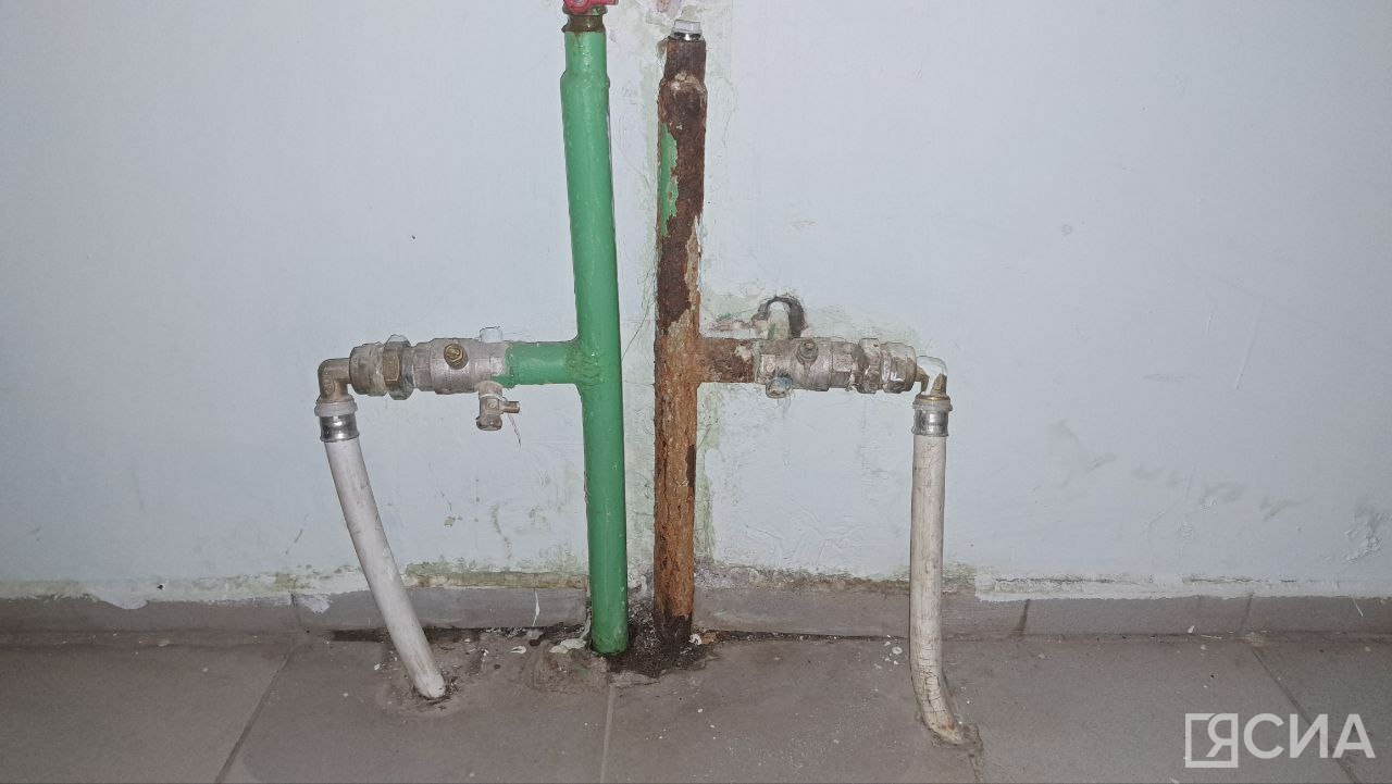 Запорные краны на системе отопления в нерабочем состоянии. В экстренной ситуации перекрыть воду жильцы не смогут. Фото: Анна Лебединская/ЯСИА