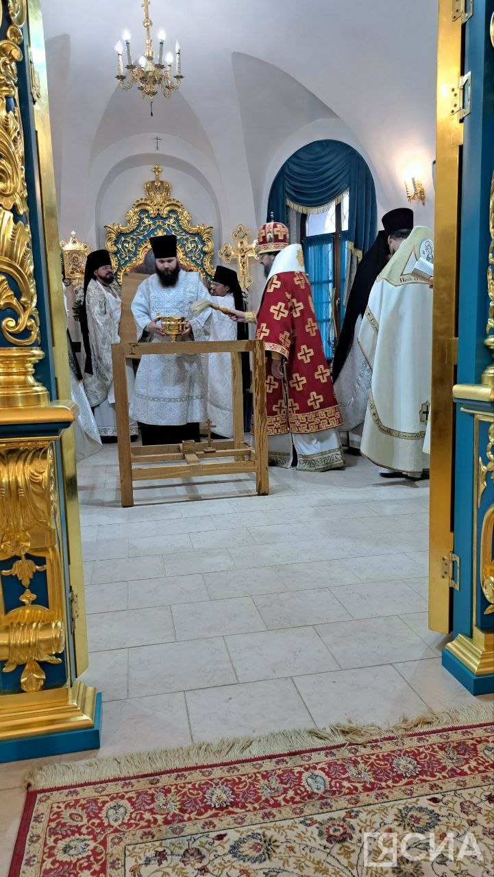 Священники устанавливают алтарь храма