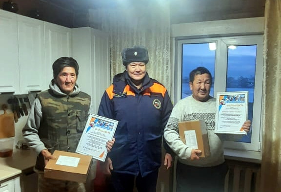 Спасатели вручили благодарственные письма мужчинам, которые спасли провалившегося под лёд человека