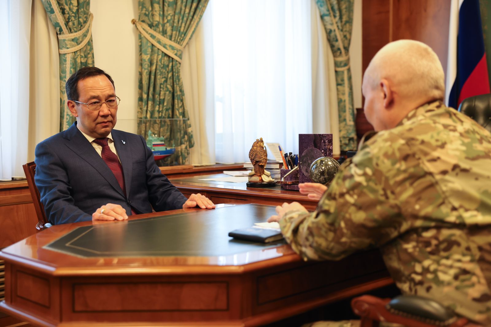 Глава Якутии провел встречу с комбатом подразделения «Боотур»