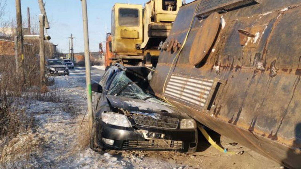 В Якутске цистерна фуры раздавила легковой автомобиль, водитель иномарки  госпитализирован — ЯСИА