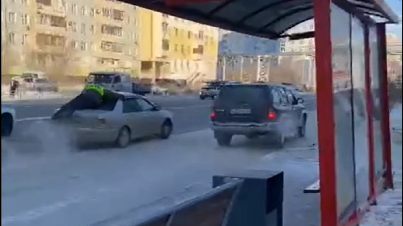 Видео. В Якутске произошла полицейская погоня с сотрудником ГИБДД на  багажнике нарушителя — ЯСИА