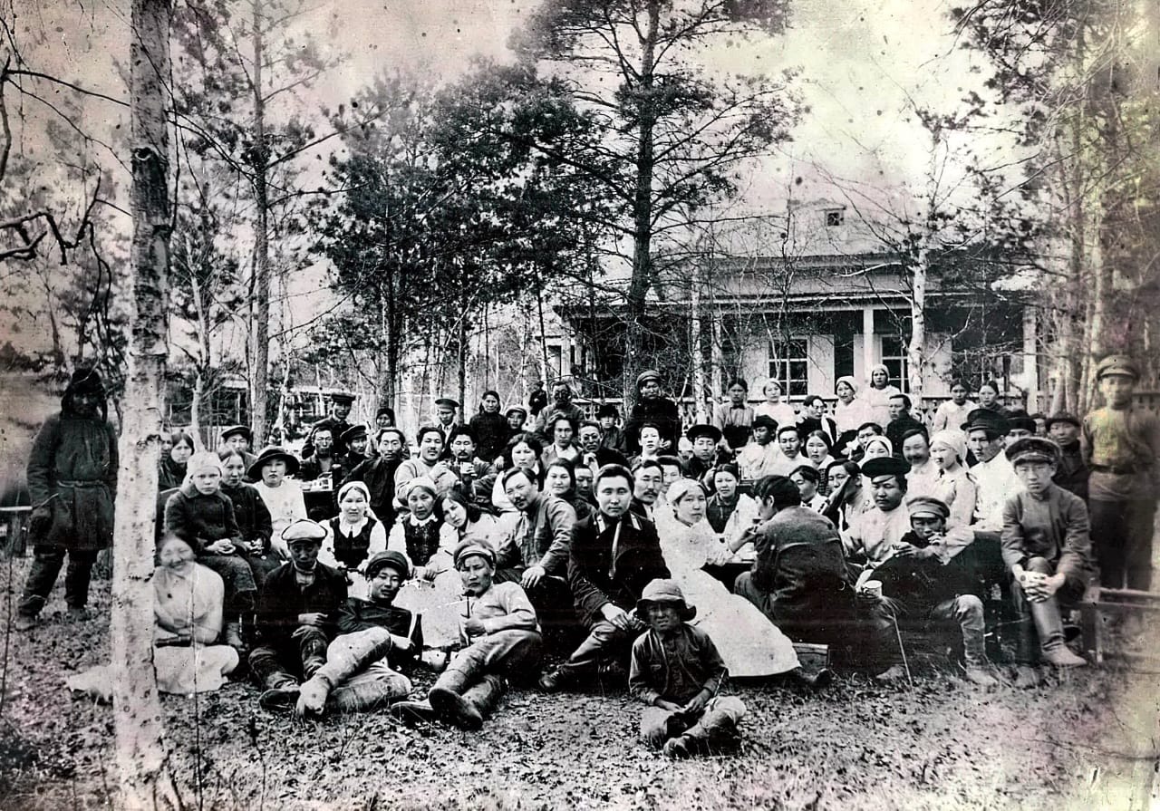 Члены общества «Саха Омук» в местности Сэргэлээх. 1919-1920 гг.