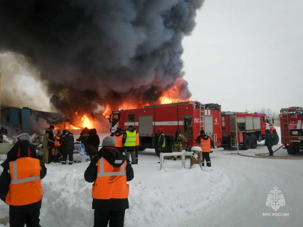 В МЧС назвали предварительную причину пожара в арочном гараже в Якутске