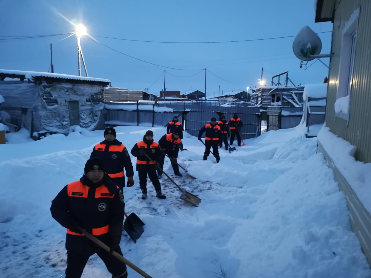 Спасатели Якутии продолжают оказывать помощь семьям участников СВО