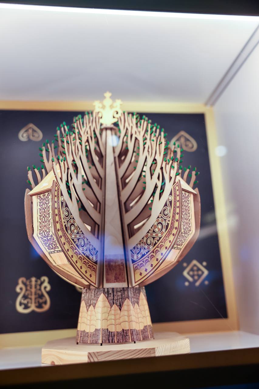 Макет священного дерева Аал Луук мас. Фото: Андрей Сорокин/ЯСИА