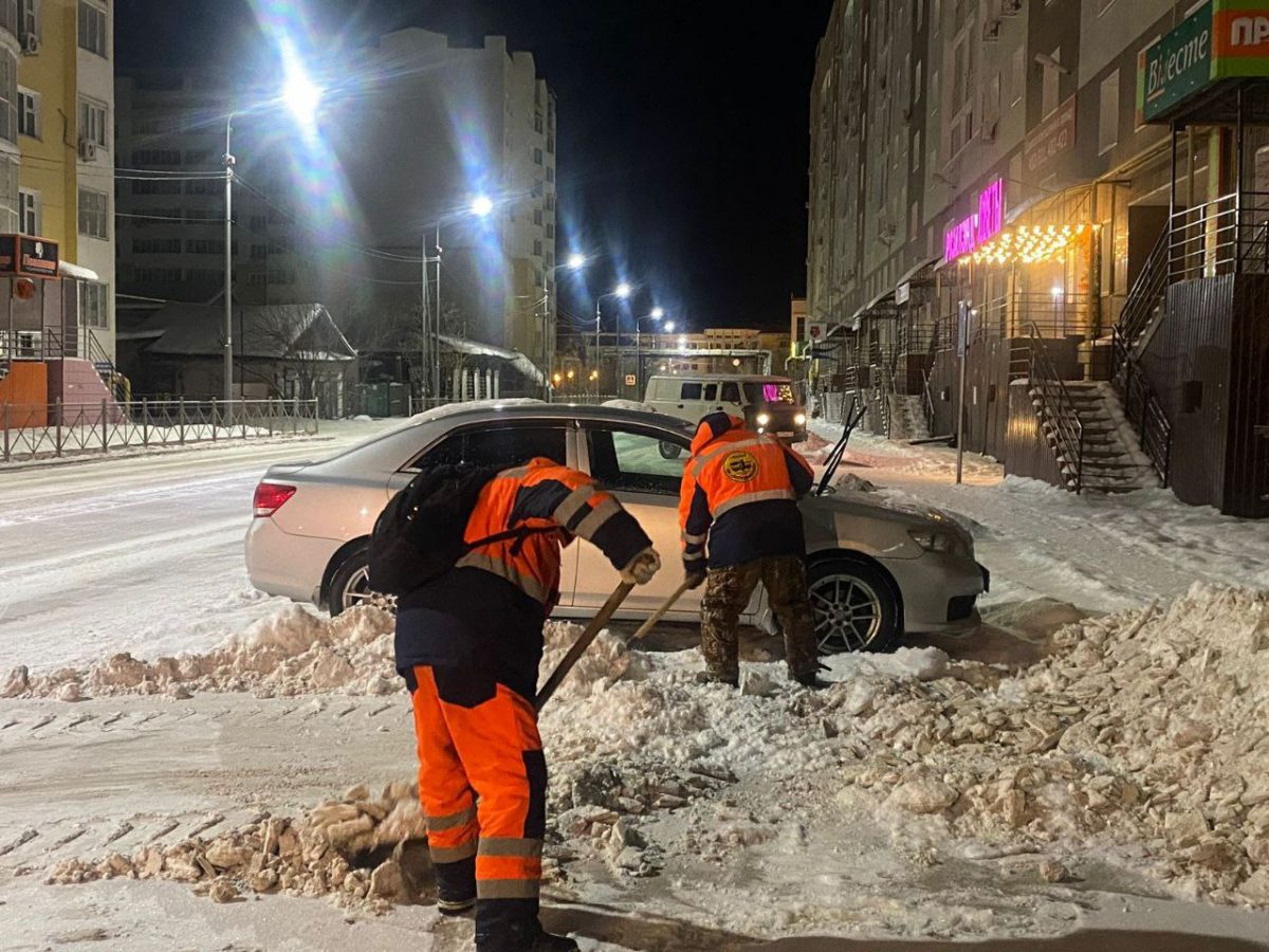 В Якутске устраняют последствия обильных снегопадов